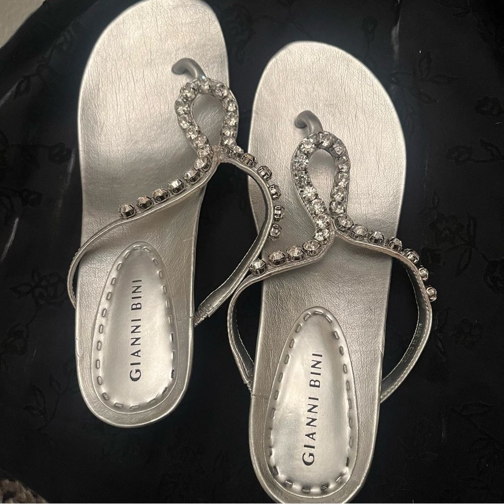 Gianni Bini 8 Women's Thong Leather Sandals 2-inch Pumps Silver Gray Clear Stone - Picture 5 of 9